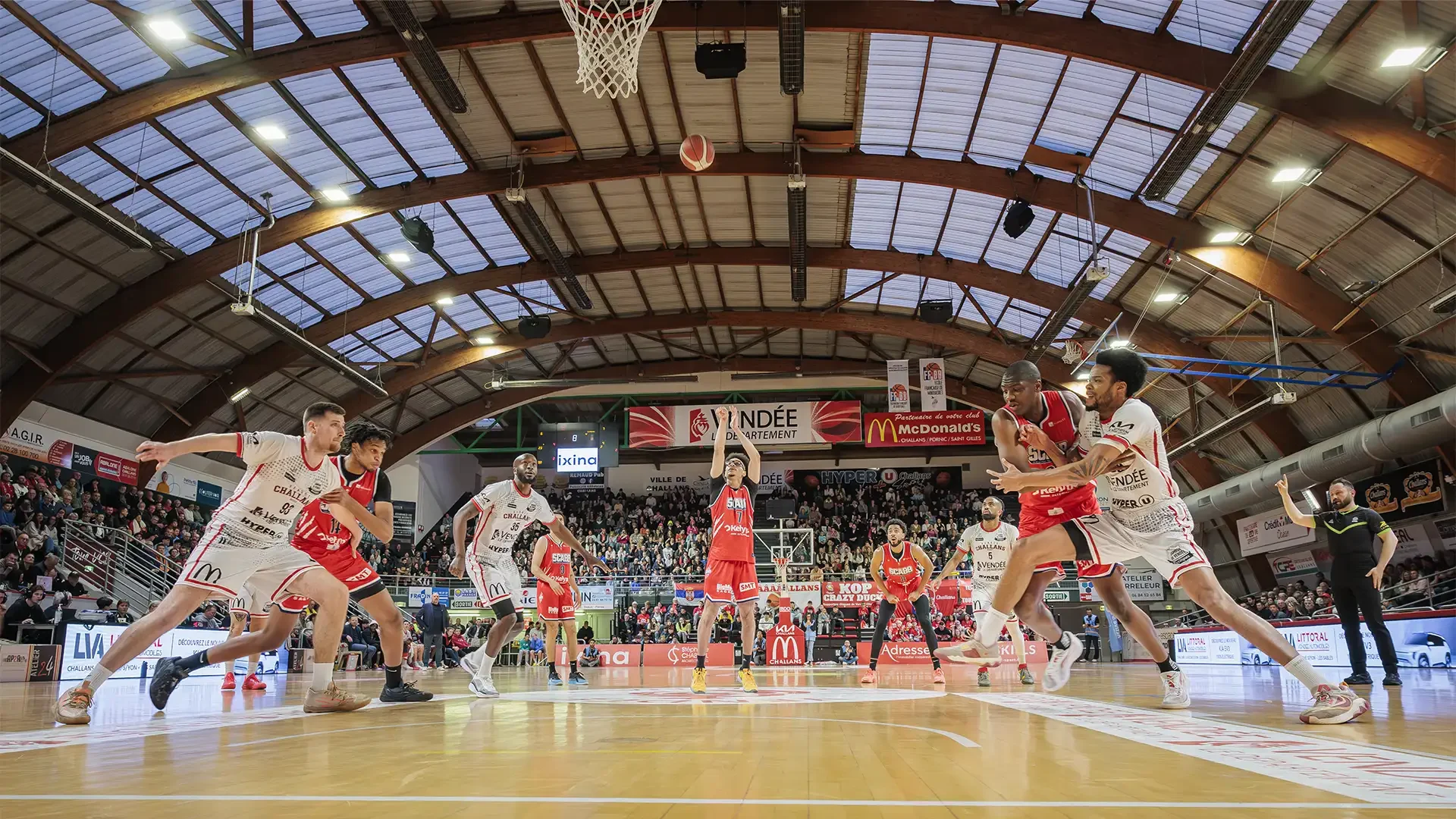 Lancer franc du joueur du SCABB face au VCB Challans, lors d’un match de basket professionnel en salle, photographié depuis le sol.
